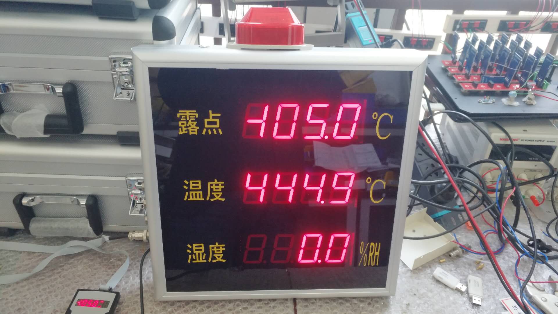 机房中温湿度露点仪大屏HKT800的应用